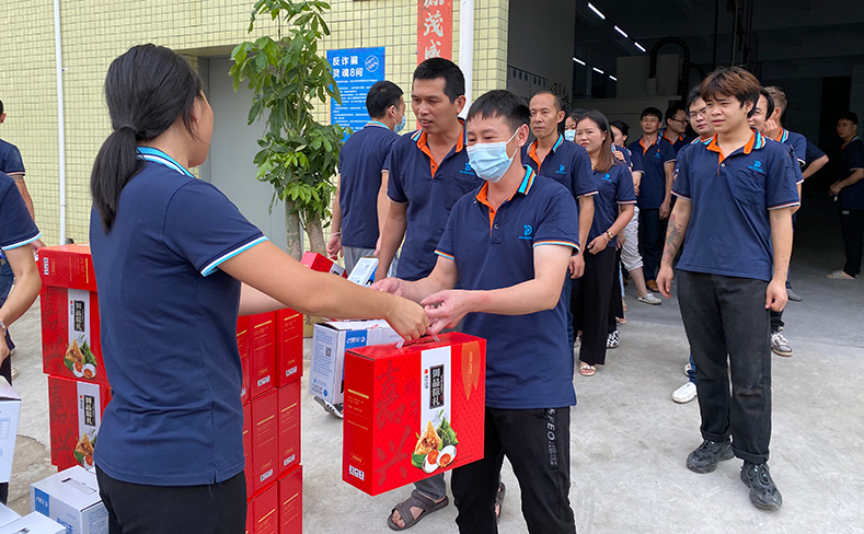 德创新材料公司给员工发端午节福利啦！