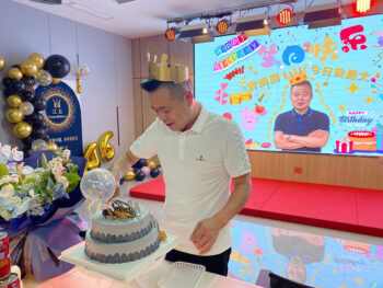 氛围感拉满了！德创江总生日会！
